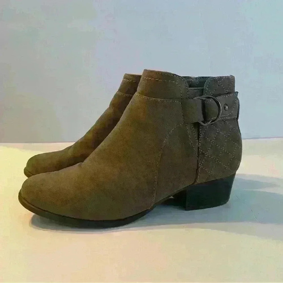 Unisa Women’s Ankle Boot Size 7.5 Taupe Side Zip Buckle Accent. - Picture 13 of 14